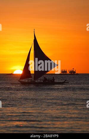 Segelboot vor Sonnenuntergang, Boracay, Phillippinen, Insel, Segelboote, Stockfoto