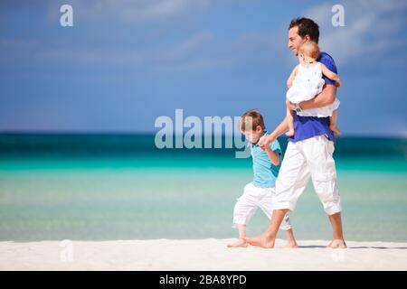 Boracay, Phillippinen, Insel, Familie am Strand, Mann mit zwei Kindern am Strand, HERR: Ja Stockfoto