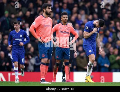 Chelseas Olivier Giroud (rechts) feiert das vierte Tor seiner Seite, als Evertons Mason Holgate (Mitte) niedergeschlagen erscheint Stockfoto