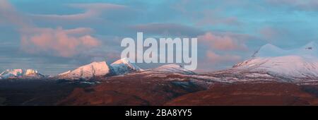 Panorama der Berge von Coigach im Winter, Highland Scotland Stockfoto