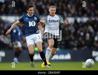 Martyn Waghorn (rechts) von Derby County und Stewart Downing von Blackburn Rovers kämpfen um den Ball Stockfoto