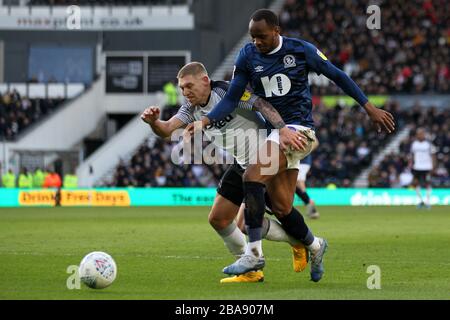 Martyn Waghorn (links) von Derby County und Ryan Nyambe von Blackburn Rovers kämpfen um den Ball Stockfoto