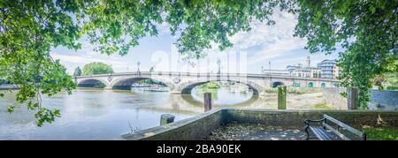 Kew Bridge Panorama im Westen Londons, die in der Klasse ii aufgeführte Brücke über die Themse Stockfoto