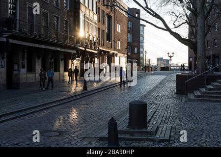 Vor der Traditionsbrauerei Uerige ungewöhnlich wenig Passanten in der Düsseldorfer Altstadt. Stockfoto