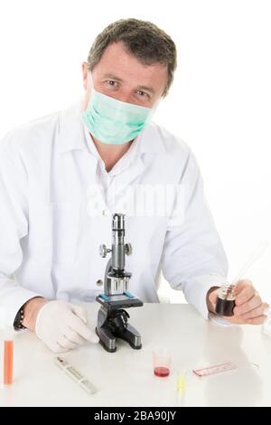 Arzt Mann Mikrobiologe Labor mit einem Schlauch biologischer Probe COVID-19 von Coronavirus verunreinigt Stockfoto