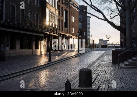 Vor der Traditionsbrauerei Uerige ungewöhnlich wenig Passanten in der Düsseldorfer Altstadt. Stockfoto