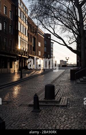 Vor der Traditionsbrauerei Uerige ungewöhnlich wenig Passanten in der Düsseldorfer Altstadt. Stockfoto
