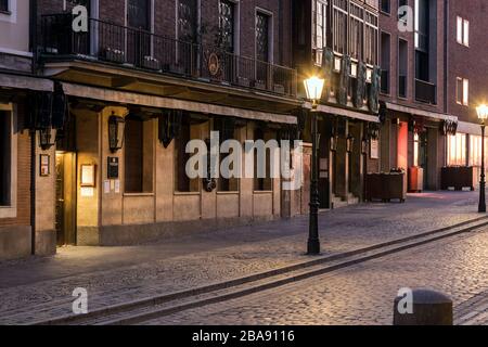 Vor der Traditionsbrauerei Uerige ungewöhnlich wenig Passanten in der Düsseldorfer Altstadt. Stockfoto