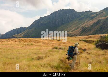 Ein Wanderer, der auf dem Turaco-Pfad in den östlichen Highlands Simbabwes zu sehen ist. Stockfoto