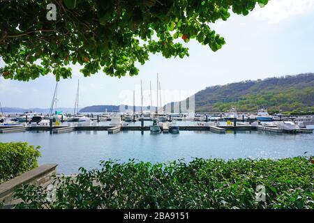 PAPAGAYO, COSTA RICA -17 MAR 2019- Blick auf die Marina Papagayo im Golf von Papagayo in Guanacaste, Costa Rica. Stockfoto