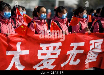 Ürümqi, Chinas Autonomes Xinjiang-Uygur-Gebiet. März 2020. Mitglieder des medizinischen Teams posieren für ein Gruppenfoto, nachdem sie am Diwopu International Airport in Ürümqi, im Nordwesten Chinas Xinjiang Uygur Autonomous Region, am 26. März 2020 angekommen sind. Insgesamt 142 medizinische Arbeiter kehrten am Donnerstag nach Xinjiang zurück, nachdem sie den Kampf gegen die COVID-19 in der zentralchinesischen Provinz Hubei unterstützt hatten. Credit: Wang Fei/Xinhua/Alamy Live News Stockfoto