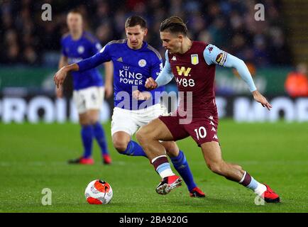 Der Marc Albrighton von Aston Villa (rechts) aus Leicester City kämpft um den Ball Stockfoto