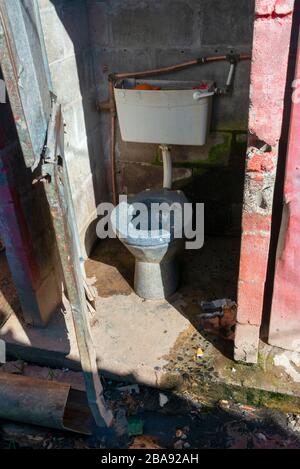 Unhygienische gemeinschaftstoilette im Freien in der Imizamo Yethu Township, Hout Bay, Kapstadt, Südafrika Stockfoto