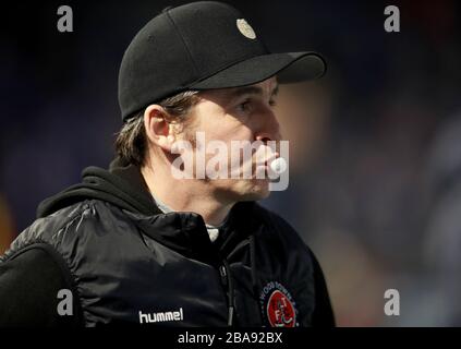 Fleetwood Town Manager Joey Barton kauen vor dem Spiel Gummi Stockfoto