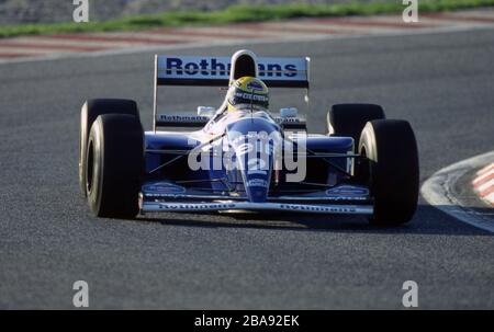 firo: Formel 1, Saison 1994 Sport, Motorsport, Formel 1, Archiv, Archivbilder Team Williams Renault Ayrton Senna, ging als dreifacher Formel-1-Weltmeister für die Saison 1994 zu Williams, in den ersten beiden Rennen hatte er einen technischen Defekt und einen Unfall. Ayrton Senna stand in seinem dritten Rennen unter Druck. Der brasilianische Nationalhelde starb im dritten Rennen in Isola. Er ist der letzte Formel-1-Fahrer, der bei einem Unfall auf der Rennstrecke ums Leben kam. Er gilt als der beste Formel-1-Fahrer der Geschichte. Ayrton Senna, weltweit im Einsatz Stockfoto