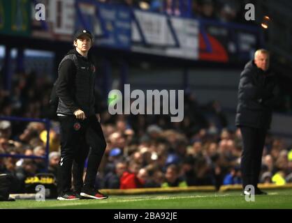 Fleetwood Town Manager Joey Barton beobachtet das Spiel Stockfoto