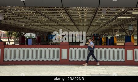 Fußgängerin der Frau auf einer Brücke des Transperth-Bahnhofs in Perth, Westaustralien, zu sehen. Stockfoto