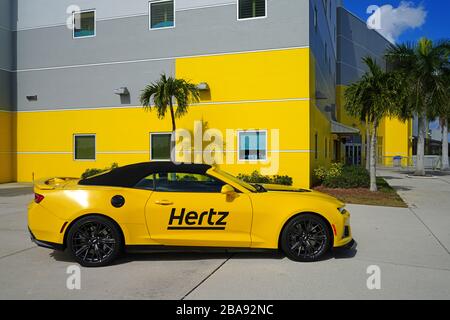 ESTERO, FL -30 JAN 2020 - Blick auf einen gelben Hertz Mietwagen vor der Hertz Arena, einer Mehrzweckarena in Estero, Florida, USA Stockfoto