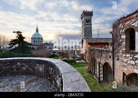 Der Turm aus dem Mittelalter und die Basilika San Giovanni Battista von Lonato del Garda. Provinz Brescia, Lombardei, Italien, Europa. Stockfoto