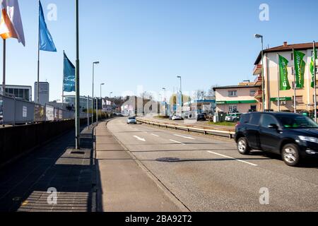 Fast leere Straße in einem normalerweise belebten Gebiet aufgrund von Corona-Virusgesetzen und -Beschränkungen. Stockfoto