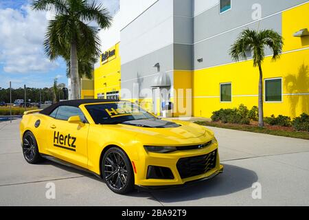 ESTERO, FL -30 JAN 2020 - Blick auf einen gelben Hertz Mietwagen vor der Hertz Arena, einer Mehrzweckarena in Estero, Florida, USA Stockfoto