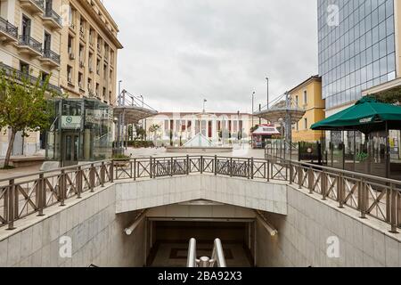 U-Bahn-Station Panepistimio und Athener Universität, leere Straßen Coronavirus Stockfoto