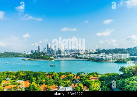 SENTOSA/SINGAPUR, 29. APR 2018 - Blick auf die Insel Sentosa und Singapur auf das Meer. Stockfoto