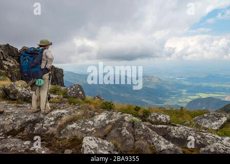 Ein Wanderer, der auf dem Turaco-Pfad in den östlichen Highlands Simbabwes zu sehen ist. Stockfoto