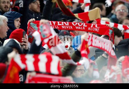 Ein Liverpooler Fan in den Ständen vor dem Spiel, der eine Maske trägt Stockfoto