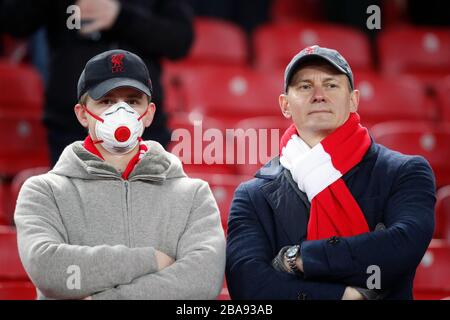 Ein Liverpooler Fan in den Ständen vor dem Spiel, der eine Maske trägt Stockfoto