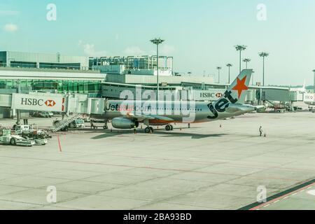 CHANGI/SINGAPUR, 2. MAI 2018 - Jetstar Asia Airbus parkt am Flughafen Changi in Singapur Stockfoto