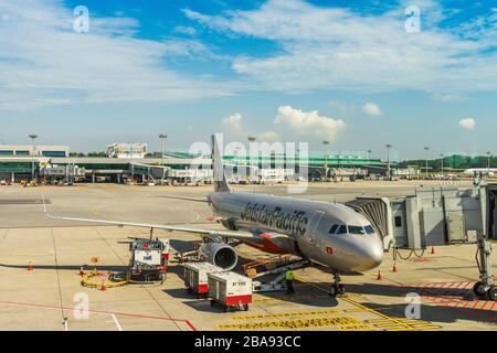 CHANGI/SINGAPUR, 2. MAI 2018 - Jetstar Asia Airbus parkt am Flughafen Changi in Singapur Stockfoto