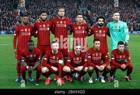 (Oben links nach rechts) Liverpools Georginio Wijnaldum, Joe Gomez, Virgil van Dijk, Roberto Firmino, Mohamed Salah, Torhüter Adrian (unten links nach rechts) Sadio Mane, Jordan Henderson, Andrew Robertson, Trent Alexander-Arnold und Alex Oxlade-Chamberlain stehen vor dem Spiel Stockfoto