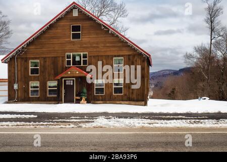 Rustikale, abgelegene Kabine in der Adirondack Mountain Range, Staat New York Stockfoto