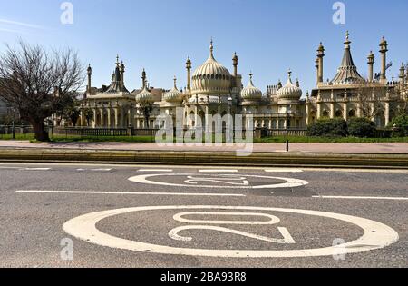 Brighton UK 26. März 2020 - Leere Straßen von Brighton's Royal Pavilion am Tag drei der Regierungen sperren Beschränkungen während der Coronavirus COVID-19-Pandemie-Krise. Kredit: Simon Dack / Alamy Live News Stockfoto