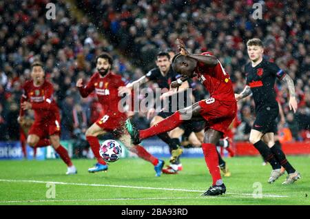 Liverpools Sadio Mane hat einen Schuss aufs Tor Stockfoto