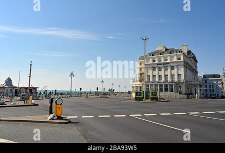 Brighton UK 26. März 2020 - Brighton Seafront ist fast ohne Verkehr am Tag drei der Regierungen Sperrbeschränkungen während der Coronavirus COVID-19-Pandemie-Krise. Kredit: Simon Dack / Alamy Live News Stockfoto