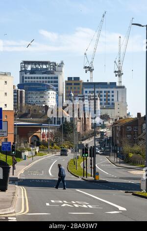 Brighton UK 26. März 2020 - Eastern Road eine normalerweise stark befahrene Route zum Royal Sussex County Hospital in Brighton ist am Tag drei der Regierungen extrem ruhig, die Beschränkungen während der Coronavirus COVID-19-Pandemie-Krise sperren. Kredit: Simon Dack / Alamy Live News Stockfoto