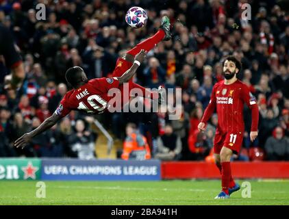 Liverpools Sadio Mane versucht einen Fahrradkick Stockfoto