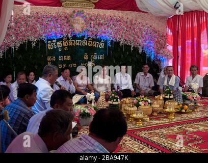 Kampot, Kambodscha, Asien: Eine Gruppe von Freunden und Verwandten nimmt an der Feier einer Hochzeit Teil Stockfoto