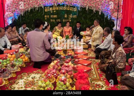 Kampot, Kambodscha, Asien: Ein kambodisches Ehepaar erhält während ihrer Hochzeit ein Geschenk in Anwesenheit von Verwandten und Freunden Stockfoto