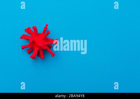Red Virus Strain Modell Von Coronavirus Covid-19 Auf Blauem Hintergrund. Mikrobiologie Und Virologie. Stockfoto