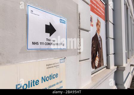 Schilder mit Verschluss wegen Coronavirus in Brighton ansehen Stockfoto