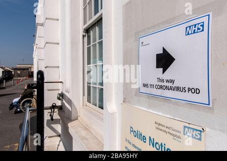 Schilder mit Verschluss wegen Coronavirus in Brighton ansehen Stockfoto