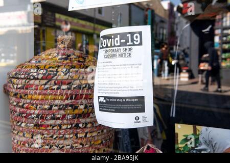 Schilder mit Verschluss wegen Coronavirus in Brighton ansehen Stockfoto