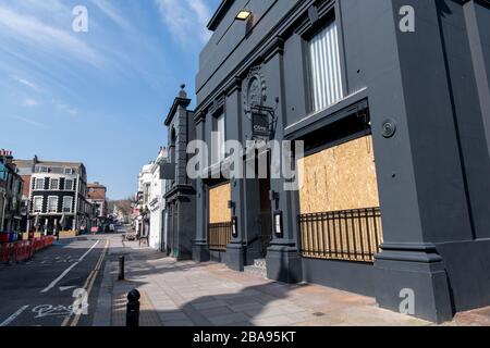 Leere Straßen und Ladenschilder, die in Brighton aufgrund der Coronavirus-Blockierung geschlossen sind Stockfoto