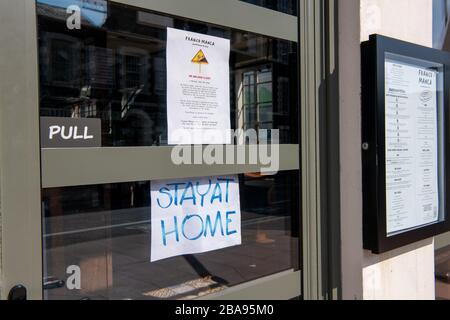 Schilder mit Verschluss wegen Coronavirus in Brighton ansehen Stockfoto