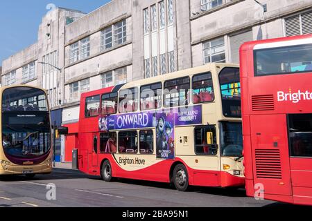 Leere Straßen und Ladenschilder, die in Brighton aufgrund der Coronavirus-Blockierung geschlossen sind Stockfoto