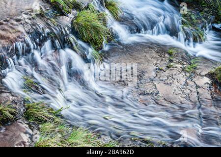 Fließgewässer eines Baches in den Boa Vista Mountains. Rancho Queimado, Santa Catarina, Brasilien. Stockfoto