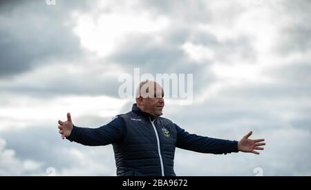 Sutton United Manager Matt Gray Gesten auf der Touchline Stockfoto